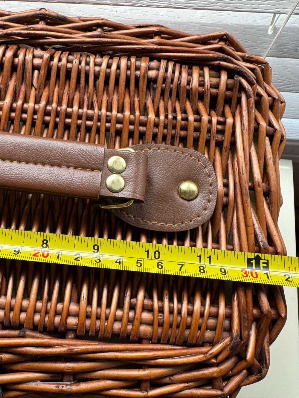 Vintage-Style Woven Wicker Insulated Picnic Basket Cooler - Picture 11 of 15